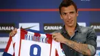 Mantan pemain depan Bayern Munich, Mario Mandzukic, resmi bergabung bersama klub Spanyol, Atletico Madrid, (24/7/2014). (REUTERS/Juan Medina)