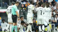 Winger Real Madrid, Rodygo, dibekap cedera ketika timnya menang 4-0 atas Osasuna pada laga&nbsp;pekan ke-13 La Liga di Santiago Bernabeu, Sabtu (9/11/2024) malam WIB. (AP Photo/Jose Breton)