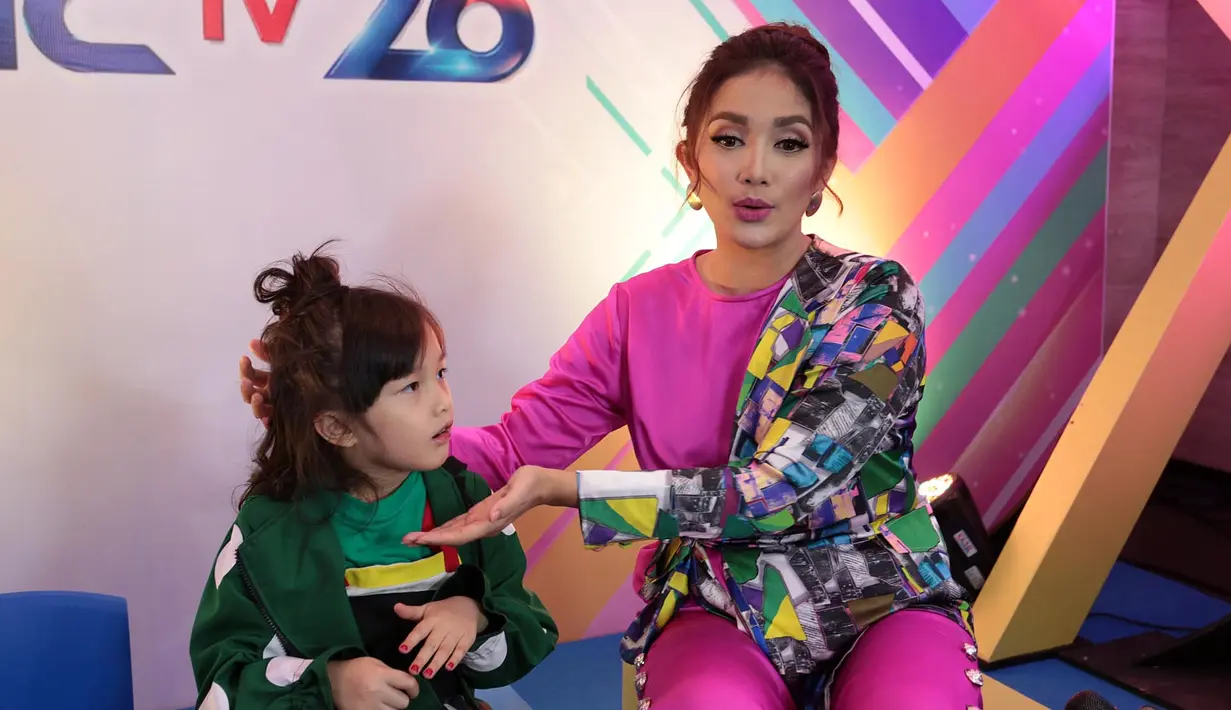 "Aduh aduhhhhhhh anak koreaaaaaaaaa," tulis Ussy Sulistiawaty sebagai keterangan foto yang diunggahnya pada Senin (8/1/2018). Warga net pun membanjiri kolom komentar dengan menyebut Elea lebih cantik dari Song Hye Kyo. (Deki Prayoga/Bintang.com)