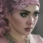Luncurkan single I Love Allah, Syahrini memilih menutup kepalanya ala gypsy dengan balutan glamor khas Princess. Seperti apa?