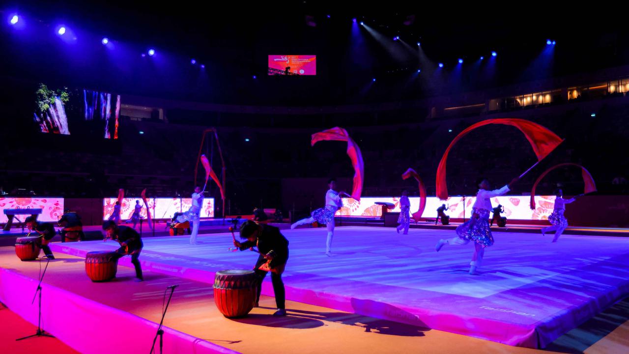FOTO: Kejuaraan Dunia Gimnastik 2025 Resmi Dibuka, Penuh Warna dan Momen Haru untuk Mendiang Naufal Takdir