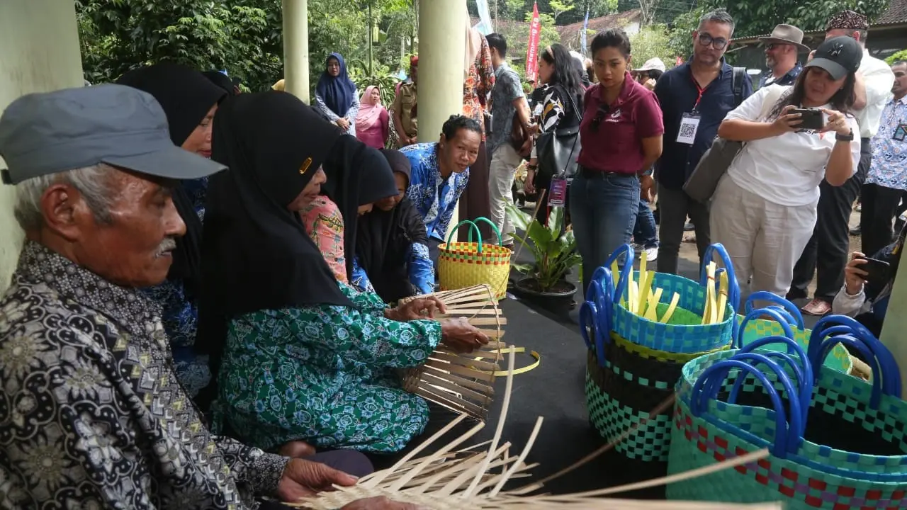 Para delegasi  dari 12 negara melihat aktivitas kampung KB di Desa Jambewangi Banyuwangi (Istimewa)