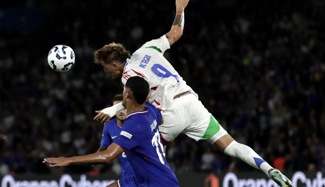Prancis harus mengakui keunggulan Italia dengan skor 1-3. (STEPHANE DE SAKUTIN / AFP)