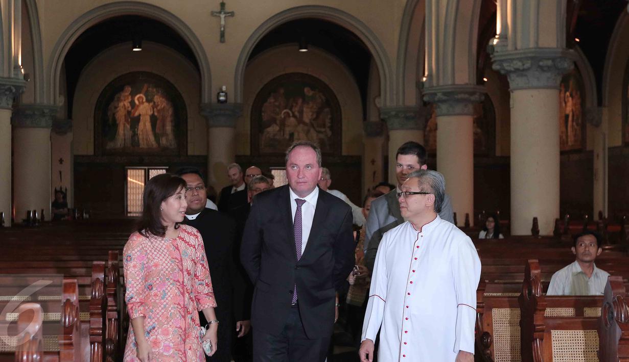 Menteri Pertanian dan Sumber Daya Air Australia, Barnaby Joyce (tengah) saat mengunjungi Gereja Katedral di Jakarta, Rabu (7/10). Joyce melawat ke gereja yang memiliki sejarah panjang itu bersama Dubes Australia, Paul Grigson.(Liputan6.com/Angga Yuniar)