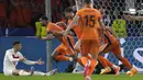 Selebrasi para pemain Timnas Belanda, Cody Gakpo dkk merayakan gol kedua ke gawang Timnas Turki hasil bunuh diri Mert Muldur pada laga perempatfinal Euro 2024 di Olympiastadion, Berlin, Jerman, Sabtu (6/7/2024). (AP Photo/Ariel Schalit)