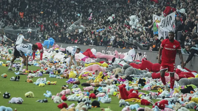 Foto: Bermacam Boneka Hujani Laga Besiktas Melawan Antalyaspor, Bentuk Aksi Dukungan untuk Anak-anak Korban Gempa Turki