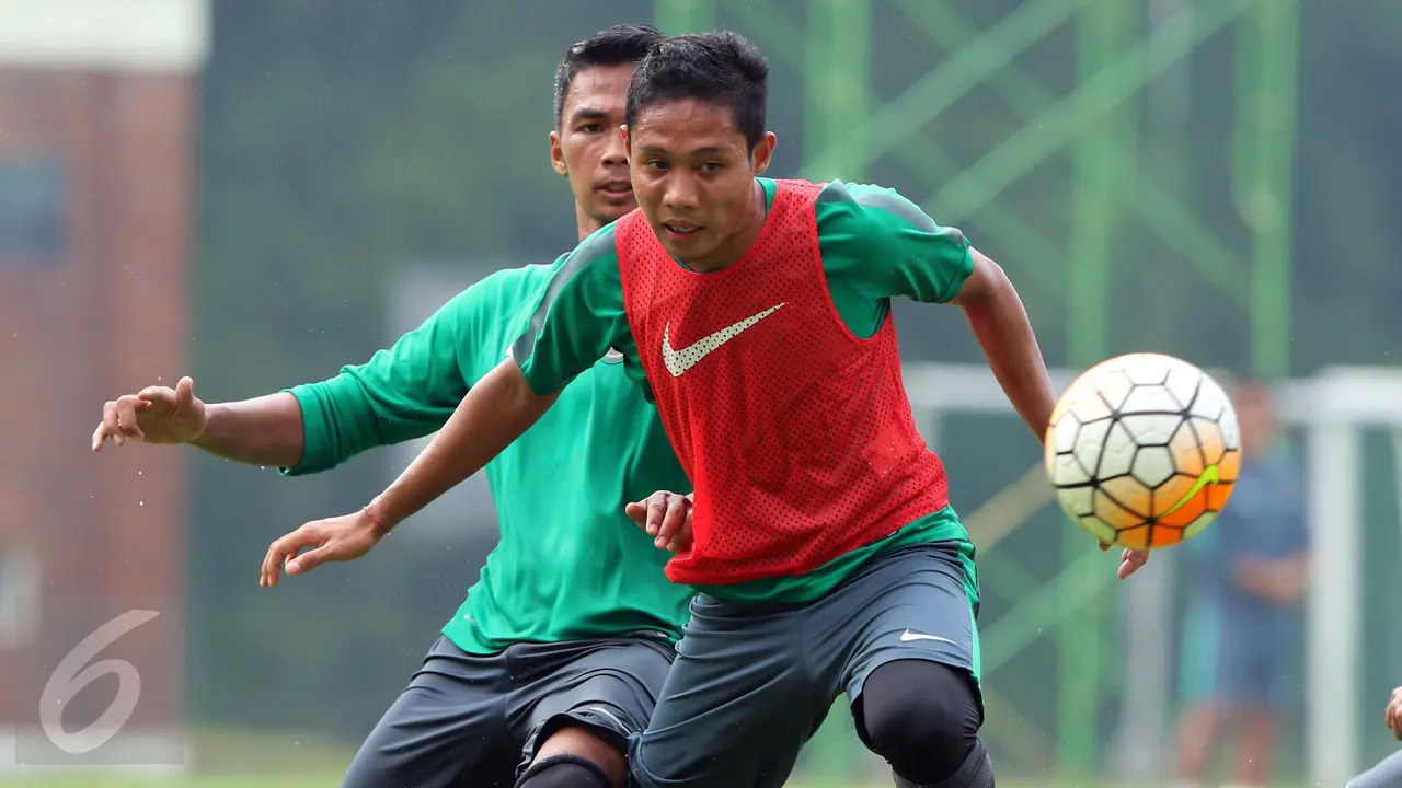 Gelandang Timnas Indonesia U-22, Evan Dimas Darmono, pada sesi latihan baru-baru ini. Timnas U-22 kalahkan Persewangi Banyuwangi 1-0 pada uji coba di Stadion Kapten I Wayan Dipta, Gianyar, Rabu (24/5/2017). 