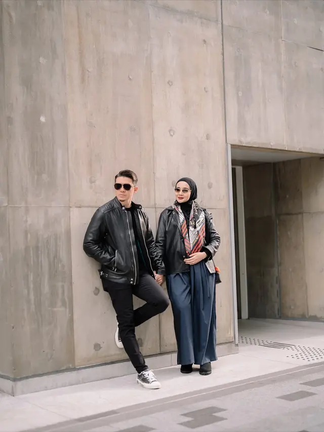 Gaya Zaskia Sungkar di Maternity Shoot Kehamilan Anak Kedua, Kompak Bergaya Edgy Pakai Jaket Kulit dengan Irwansyah