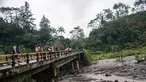 Sejumlah turis melihat aliran lahar dingin Gunung Agung di Karangasem, Bali (29/11). Ribuan turis diperkirakan akan meninggalkan Bali pada 30 November menyusul penutupan bandara akibat Gunung Agung Meletus. (AFP Photo/Juni Kriswanto)