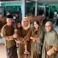 Ayu Ting Ting dan keluarga saat merayakan hari raya Idul Adha. (dok. Instagram @ayutingting92/https://www.instagram.com/p/B1AVBTXFwan/Putu Elmira)