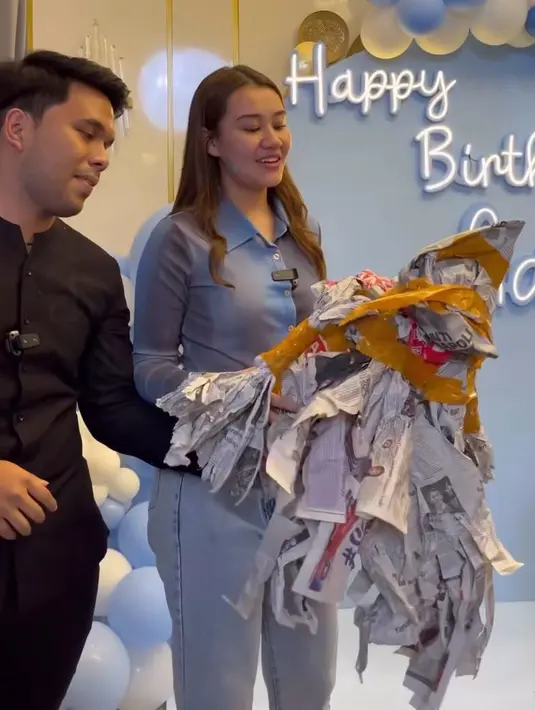 Tak lama kemudian, Aaliyah mendapat kejutan dari sang kekasih, Thariq Halilintar dan para sahabatnya. [@aaliyah.massaid]