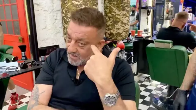 Sanjay Dutt menunjukkan bekas luka di kepalanya. (Tangkapan layar Instagram/ aalimhakim)Instagra