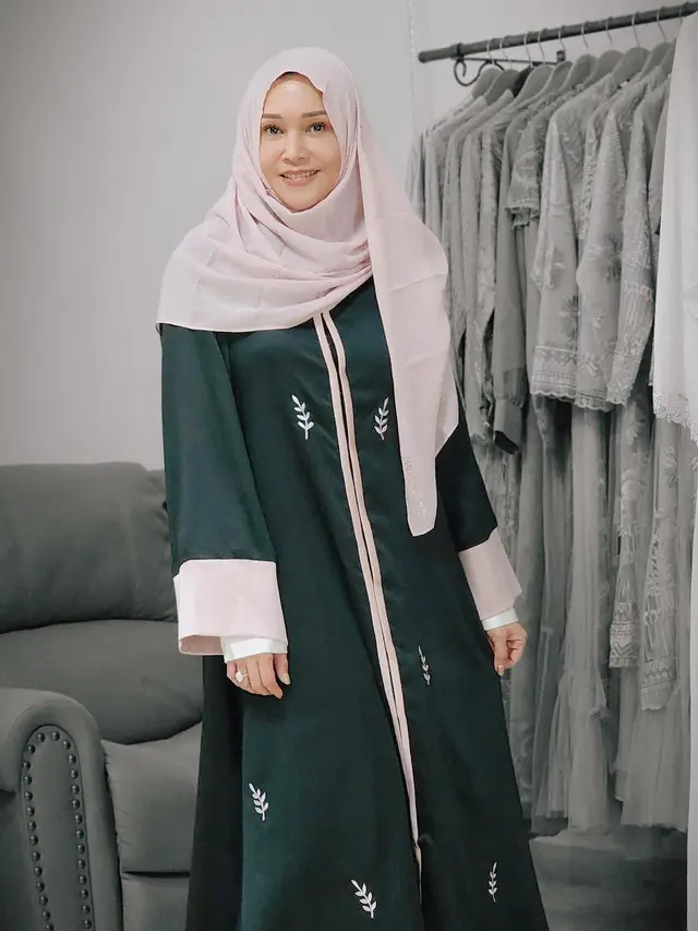 6 Penampilan Maia Estianty Pakai Gamis untuk Persiapan Umrah, Banjir Pujian