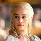 Menjadi pemeran utama di Games of Thrones, artis cantik pemeran Daenerys Targaryen ini selalu berwajah serius.