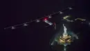 Pesawat tenaga surya Solar Impulse 2  saat mengudara diatas patung Libery, New York, AS, 11 Juni 2016. Pesawat ini telah mendarat dari penerbangan selama 16 bulan untuk membuktikan pesawat dengan teknologi terbaru ini. (Reuters)