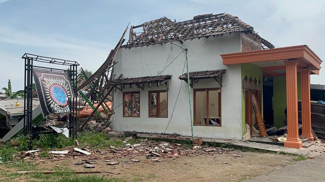 Rumah polisi di Mojokerto meledak