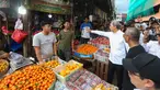 Wali Kota Bogor, Dedie A. Rachim (kemeja putih) berdialog saat meninjau penertiban Pedagang Kaki Lima (PKL) di Eks Pasar Bogor, Jawa Barat, Rabu (25/3/2026). (merdeka.com/Arie Basuki)