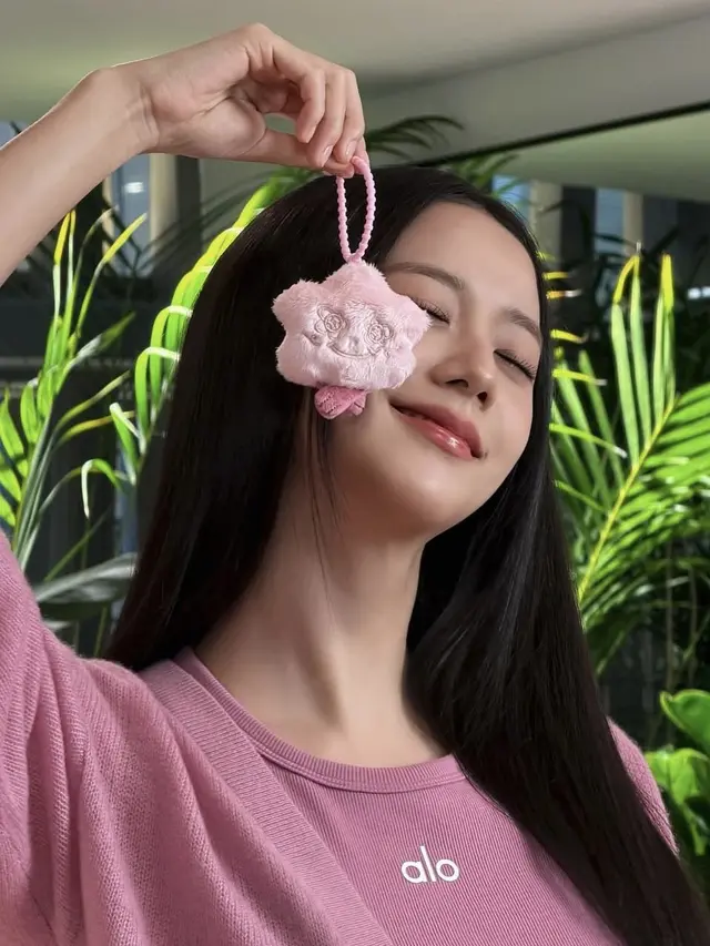 Bag Charm Shumon x Alo Jisoo Blackpink.  [@sooyaaa__]