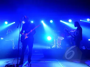 Band asal Denmark, Mew kembali menunjukan kemampuannya dalam konser yang digelar di Skenoo Hall, Gandaria City, Jakarta, Selasa (31/3/2015). (Liputan6.com/Faisal R Syam)