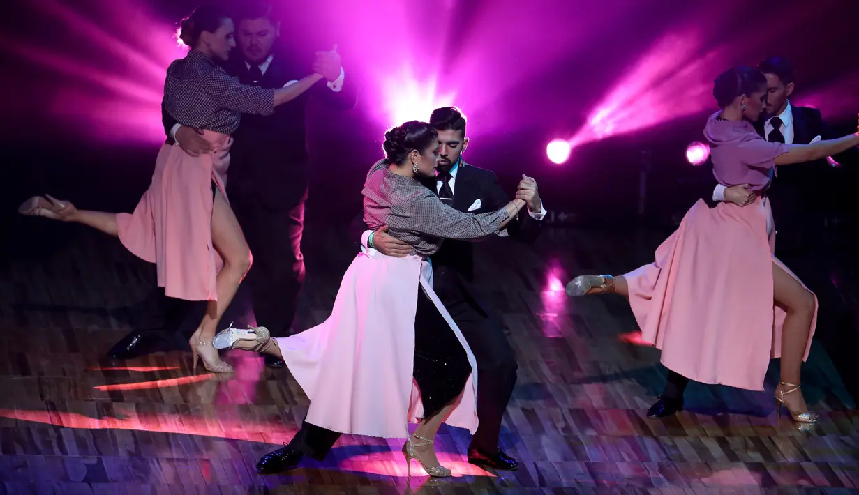 Pasangan penari Tango dari tuan rumah Argentina menunjukkan aksi kebolehannya saat bersaing di Kejuaraan Dunia Tari Tango di Luna Park, Bueno Aires, Argentina (AP Photo/Natacha Pisarenko)