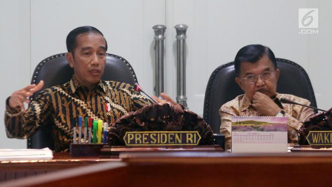 Presiden Joko Widodo atau Jokowi (kiri) didampingi Wakil Presiden Jusuf Kalla saat memimpin rapat terbatas (ratas) di Kantor Presiden, Jakarta, Senin (29/4/2019). Ratas membahas tindak lanjut rencana pemindahan ibu kota. (Liputan6.com/HO/Radi)