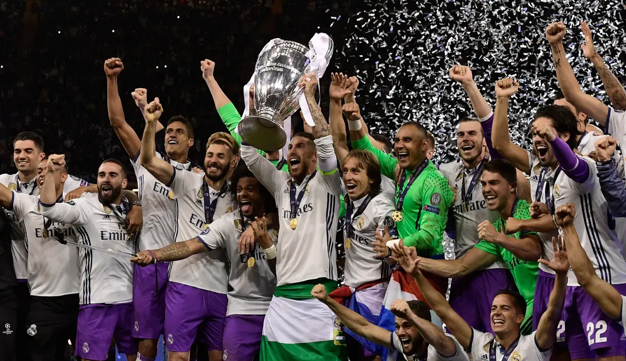 Tim Real Madrid mengangkat piala saat merayakan kemenangannya usai melawan Juventus dalam final Liga Champions di Stadion Cardiff, Wales (3/6). Real Madrid menjadi juara Liga Champions usai mengalahkan Juventus 4-1. (AFP Photo/Javier Soriano)