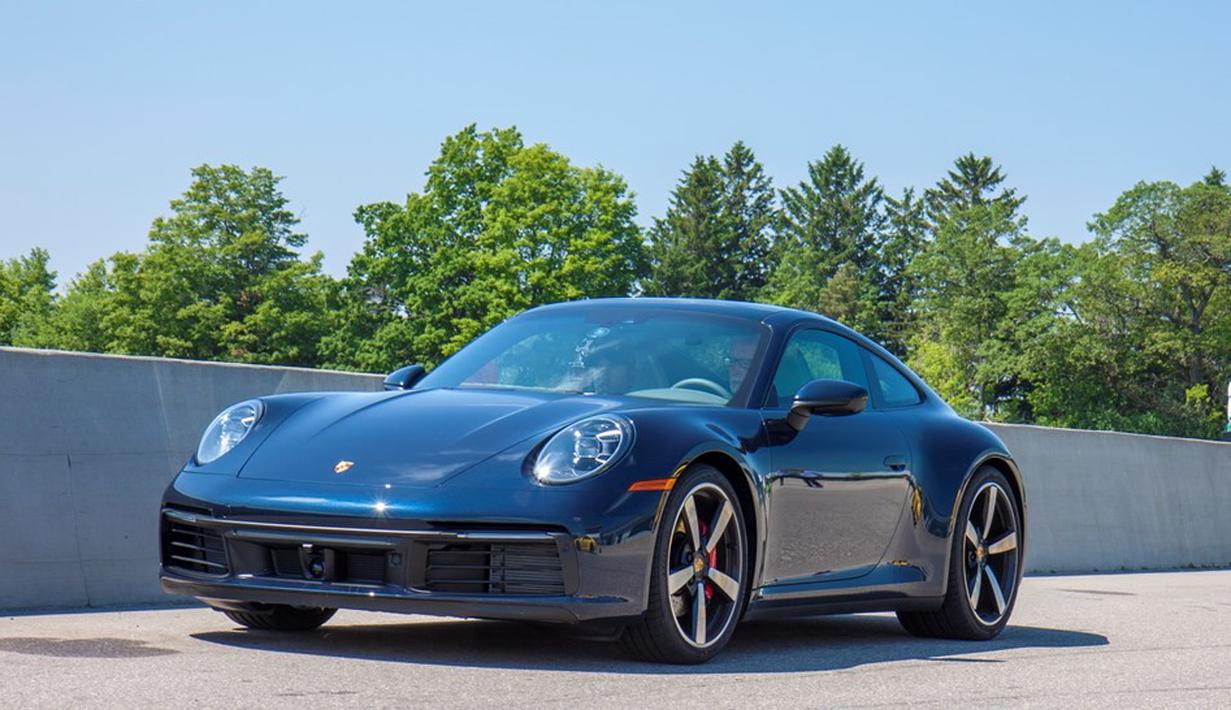 Porsche 911 Carrera 4S: Nama 911 sudah menjadi legenda di industri otomotif dunia. Sejak 1960an, 911 selalu memberikan impresi yang baik bagi kalangan pecinta mobil. Ciri khas mesin 6-silinder boxer, atap melandai, serta lampu depan bulat seakan memberikan identitas dan karakter yang kuat pada mobil ini. 911 Carrera 4S mendapatkan tenaga 450 PS dari mesin berkapasitas 3.000cc turbo. (Source: autotrader.ca)