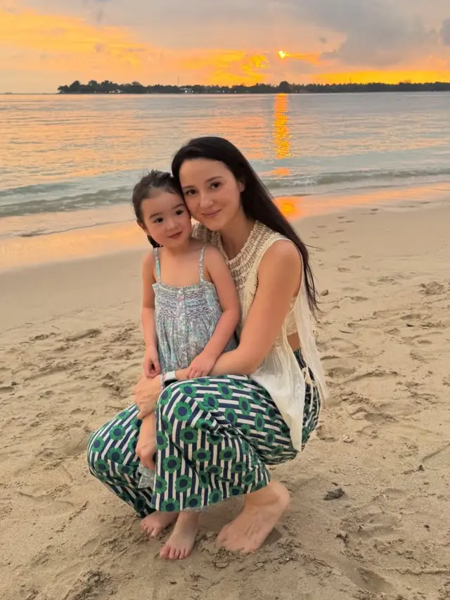 Julie Estelle Sedang Hamil Anak ke-2 saat liburan ke Lombok. [@julstelle]