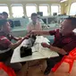 Kantor Imigrasi Kelas II TPI Ranai saat melakukan pemeriksaan keimigrasian atau Clearence terhadap Kapal Asing di Perairan Pulau Sedanau, Kabupaten Natuna, Kepulauan Riau, pada Rabu (28/8/2024). (Liputan6.com/Nasrul Faiz)