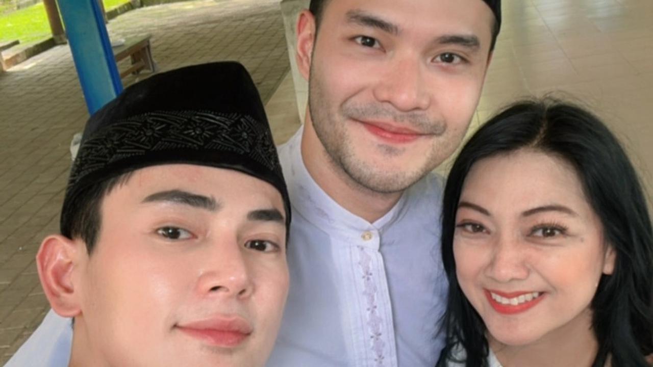 Pakai Baju Koko dan Peci&nbsp;