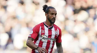 Gelandang Southampton, Theo Walcott beraksi selama pertandingan melawan Leeds United pada pertandingan Liga Inggris di St. Mary's Stadium di Southampton, Inggris, pada 16 Oktober 2021. (AP Photo/Steve Luciano)