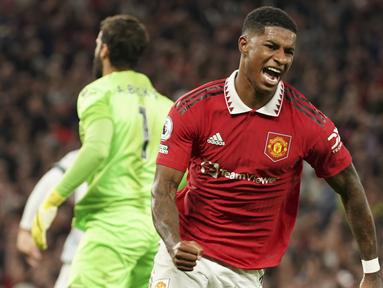 Kemenangan 2-1 Manchester United atas Liverpool di pekan ke-3 Liga Inggris musim 2022/2023 pada 23 Agustus 2022 lalu membawa catatan tersendiri bagi Marcus Rashford yang mencetak salah satu gol bagi MU. Saat ini ia hanya berselisih satu gol dengan Wayne Rooney, salah satu legenda Setan Merah sebagai pencetak gol terbanyak MU ke gawang Liverpool sepanjang sejarah Liga Inggris. Berikut daftar lengkap 5 top skor MU ke gawang Liverpool. (AP/Dave Thompson)