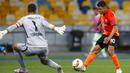Pemain FC Shakhtar Donetsk, Junior Moraes, melepaskan tendangan ke gawang VfL Wolfsburg pada laga Liga Europa di Stadion NSK Olimpiyskiy, Kiev, Rabu (5/8/2020). Shakhtar Donetsk menang 3-0 atas Wolfsburg. (AP/Efrem Lukatsky)
