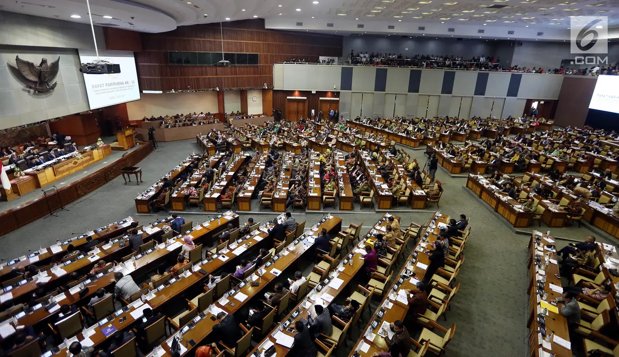 Suasana Anggota Dewan Perwakilan Rakyat mengikuti Rapat Paripurna di Komplek Parlemen, Senayan, Jakarta, Kamis (20/7). Rapat beragendakan pengambilan keputusan RUU Pemilu ini dihadiri lebih dari separuh anggota Dewan. (Liputan6.com/Johan Tallo)