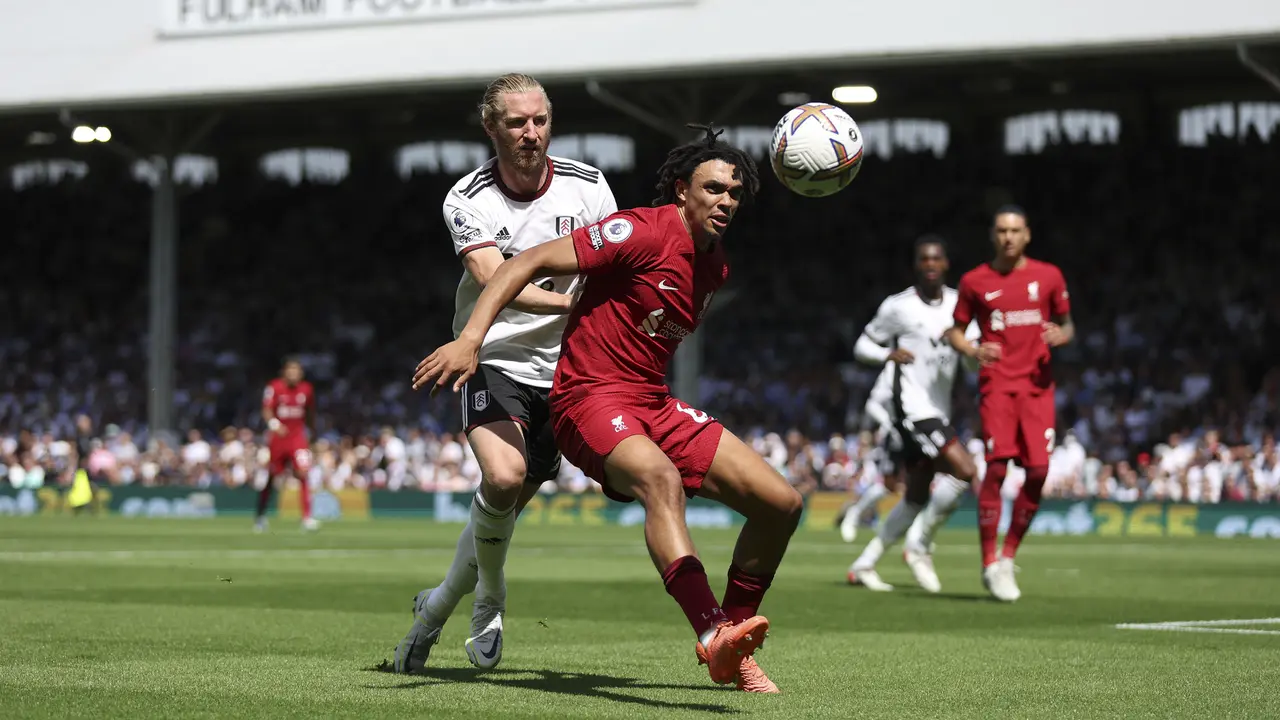 Foto: Mohamed Salah Bawa Liverpool Tidak Kalah dari Aleksandar Mitrovic dan Fulham di Pekan Pertama Liga Inggris 2022 / 2023