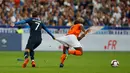 Gelandang Prancis Antoine Griezmann menarik celana pemain Belanda Georginio Wijnaldum selama pertandingan UEFA Nations League di Stadion Stade de France, Saint-Denis, Prancis, (9/10). Prancis menang 2-1 atas Belanda. (AP Photo/Thibault Camus)