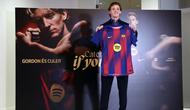 Pemain Inggris, Anthony Gordon, berpose saat presentasi resminya sebagai pemain baru FC Barcelona di Palau Blaugrana Arena di Barcelona, ​​pada 29 Mei 2026. (Josep LAGO/AFP)