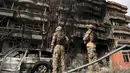 Pasukan keamanan menjaga lokasi serangan bom di kantor pemenangan calon presiden Afghanistan Amrullah Saleh, Kabul, Senin (29/7/2019). Serangan yang menewaskan dua orang dan melukai 25 lainnya tersebut terjadi pada Minggu, 28 Juli 2019. (AP Photo/Rahmat Gul)