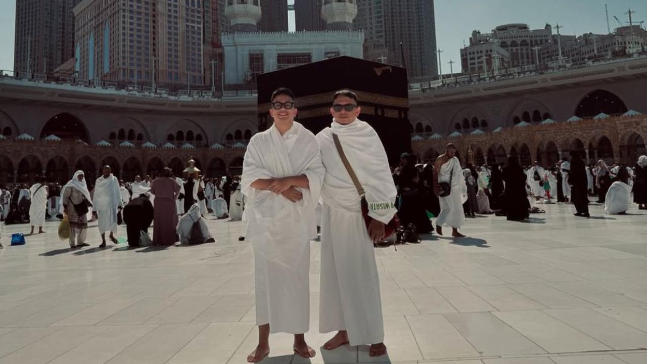 5 Potret Keakraban Umay Shahab dan Iqbaal Ramadhan di Tanah Suci, Netizen Terharu