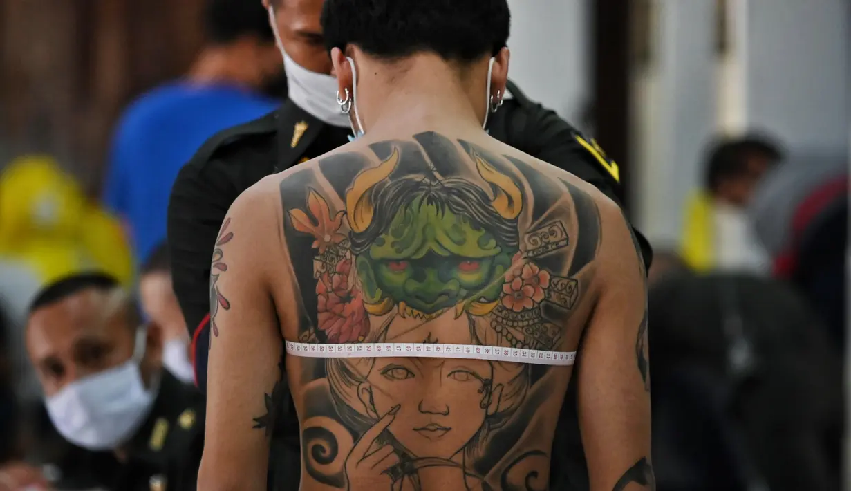 Seorang pria muda menjalani pemeriksaan fisik selama wajib militer tahunan di Bangkok (23/7/2020). (AFP Photo/Lillian Suwanrumpha)
