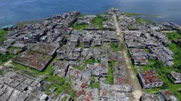 Foto udara menunjukkan bangunan yang hancur di Kota Marawi, Mindanao, Filipina, 23 Mei 2019. Kota yang sempat dikuasai ISIS tersebut tetap menjadi reruntuhan, para ahli pun memperingatkan bahwa upaya rekonstruksi yang macet memperkuat daya tarik kelompok ekstremis. (Noel CELIS/AFP)