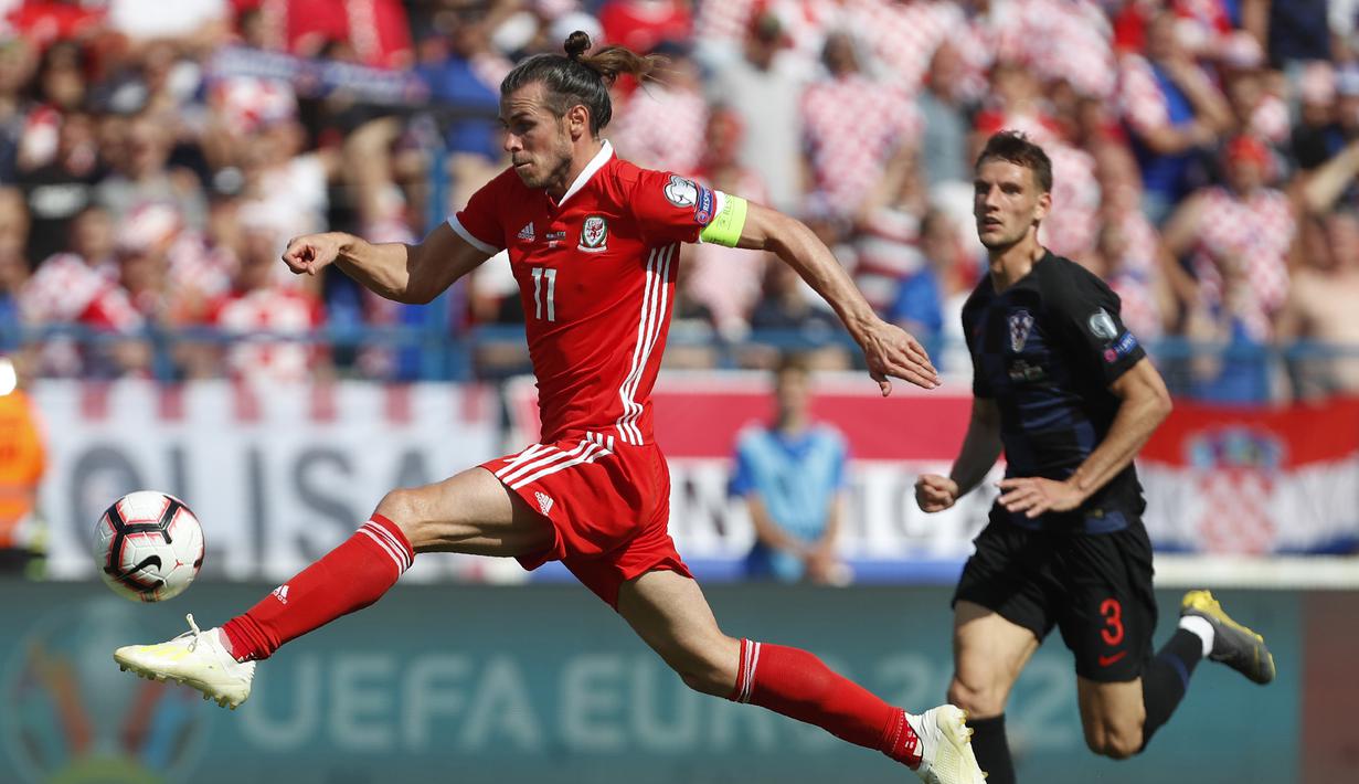 Gareth Bale. Gelandang berusia 31 tahun ini merupakan top skor Timnas Wales sepanjang masa dengan 33 gol dalam 91 laga. Menjalani debutnya di usia 16 tahun. Bersama Tottenham musim ini berhasil mencetak 16 gol dalam 34 laga di semua kompetisi. (Foto: AP/Darko Bandic)