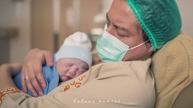 6 Momen Roger Danuarta Momong Baby Shaquille, Penuh Kehangatan