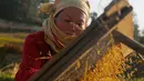 Seorang petani Nepal memisahkan biji-bijian setelah panen padi di Chaukot, pinggiran Kathmandu, Nepal (30/10). Pertanian adalah sumber utama makanan, pendapatan, dan pekerjaan bagi mayoritas orang di negara Himalaya ini. (AP Photo/Niranjan Shrestha)