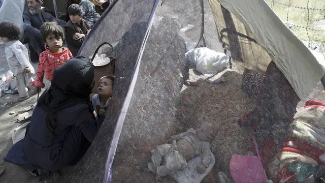 FOTO: Lari dari Taliban, Warga Afghanistan Tidur di Taman Ibu Kota Kabul