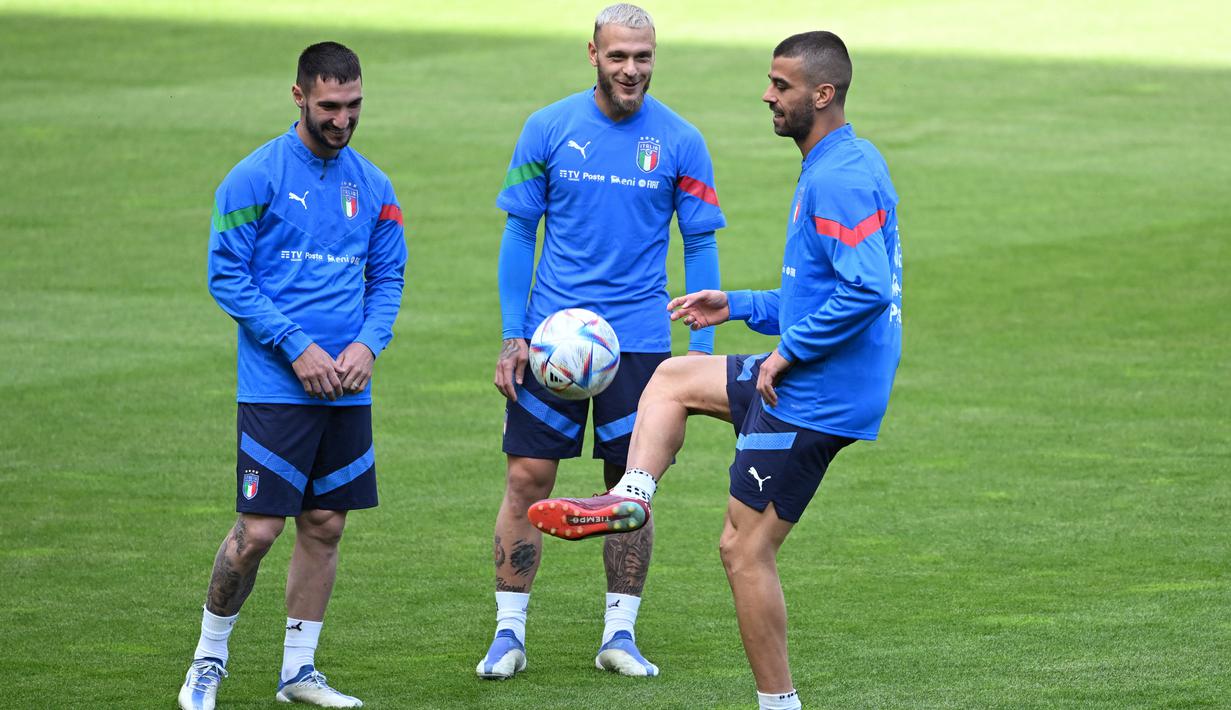 <p>Penyerang Italia Matteo Politano (kiri), bek Italia Federico Dimarco (tengah) dan bek Italia Leonardo Spinazzola (kanan) menghadiri sesi latihan tim nasional di Moenchengladbach, Jerman barat, Senin (13/6/2022). Jerman dan Italia akan kembali duel pada matchday 4 Grup 3 UEFA Nations League A 2022/2023 di Borussia-Park, Rabu 15 Juni 2022 dini hari WIB. (Ina FASSBENDER / AFP)</p>