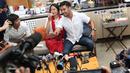 Pasangan selebritis Chicco Jerikho bersama istrinya Putri Marino menjawab pertanyaan wartawan di Jakarta, Kamis (8/3).  Chicco Jerikho resmi menikahi Putri Marino di Bali pada Sabtu, 3 Maret 2018. (Liputan6.com/Immanuel Antonius)