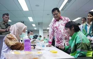 Wakil Menteri Transmigrasi (Wamentrans) Viva Yoga Mauladi saat meninjau pelaksanaan program Cek Kesehatan Gratis (CKG) di Grab Excellence Center, Jakarta Selatan, Rabu (11/2/2026). (Liputan6.com/Rio Ferdinand)