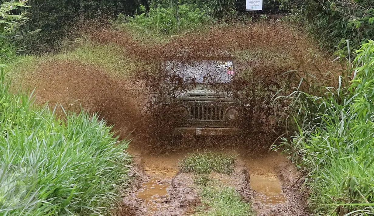 Mobil off road saat menaiki kawasan Bodogol di Taman Nasional Gunung Pangrango, bohor, Jawa Barat, Selasa (24/11). Yayasan Owa Jawa bersama PT Pertamina EP melakukan penyelamatan satwa endemik yang terancam punah. (Liputan6.com/Herman Zakharia)