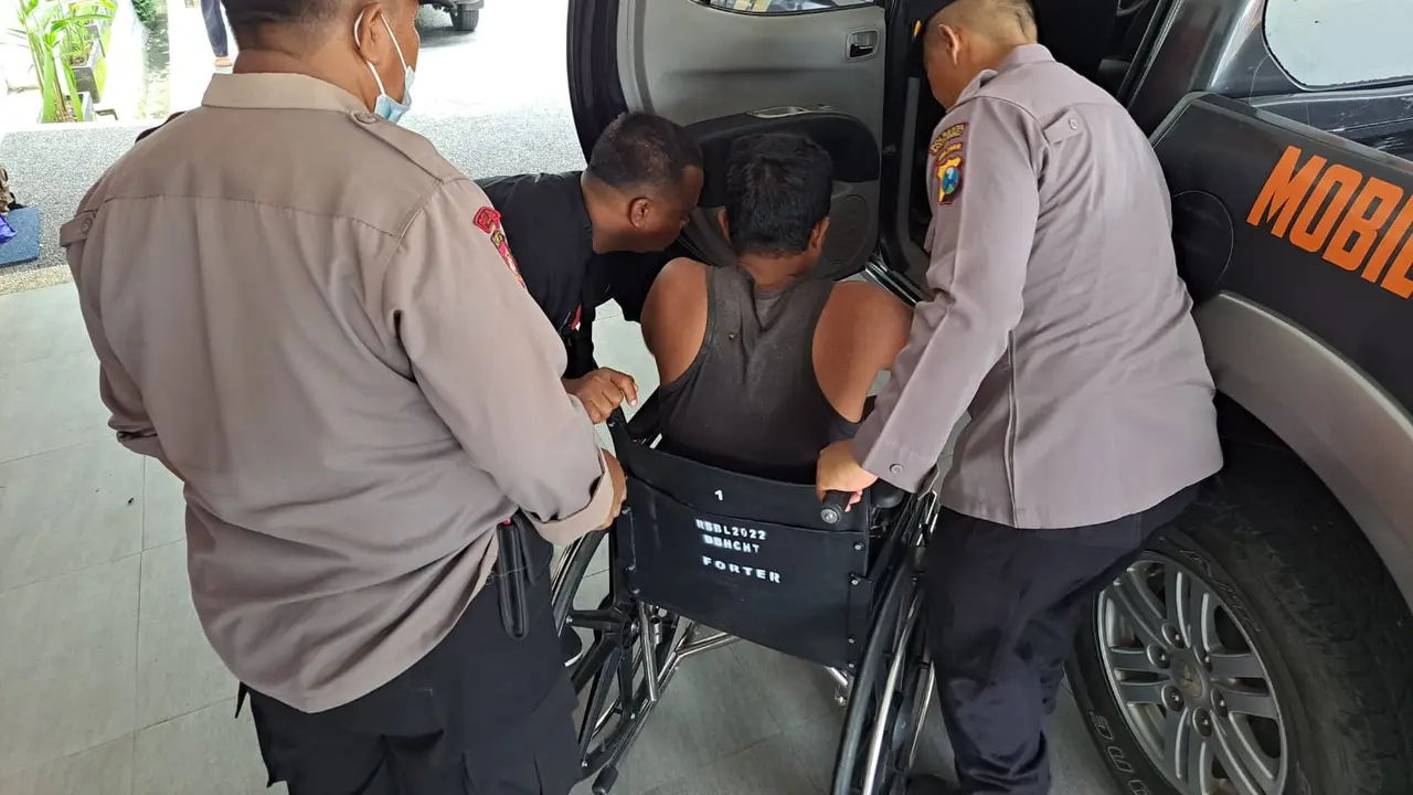 Pelaku pencurian yang kakinya cedera dibawa ke puskesmas Klatak, Kalipuro , Banyuwangi untuk menjalani pengobatan (Istimewa)